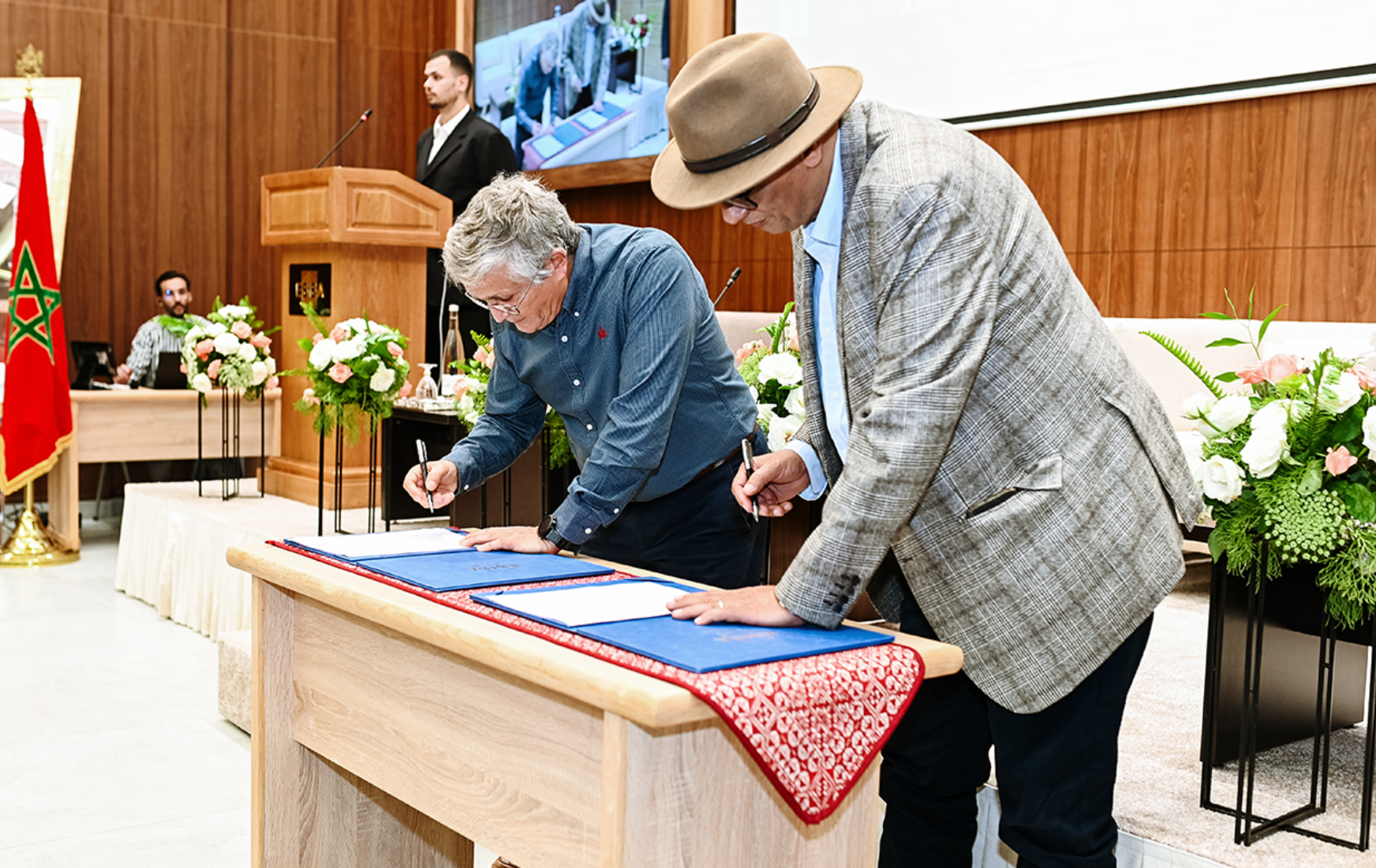Signature de la convention entre l'ESISA et le Cluster C-19